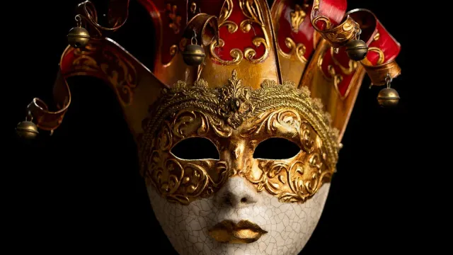 Goldene venezianische Maske mit Narrenkappe vor schwarzem Hintergrund – Hellovy Erfahrungen